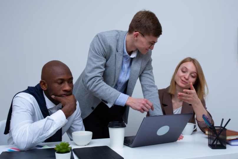 how to cooperate with outsourcing software development partner